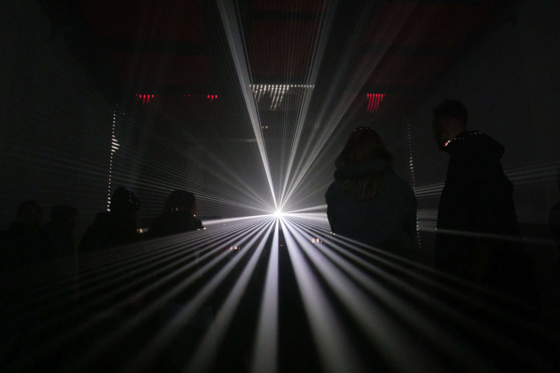 Experiencia inmersiva con haces de luz láser en sala audiovisual interactiva